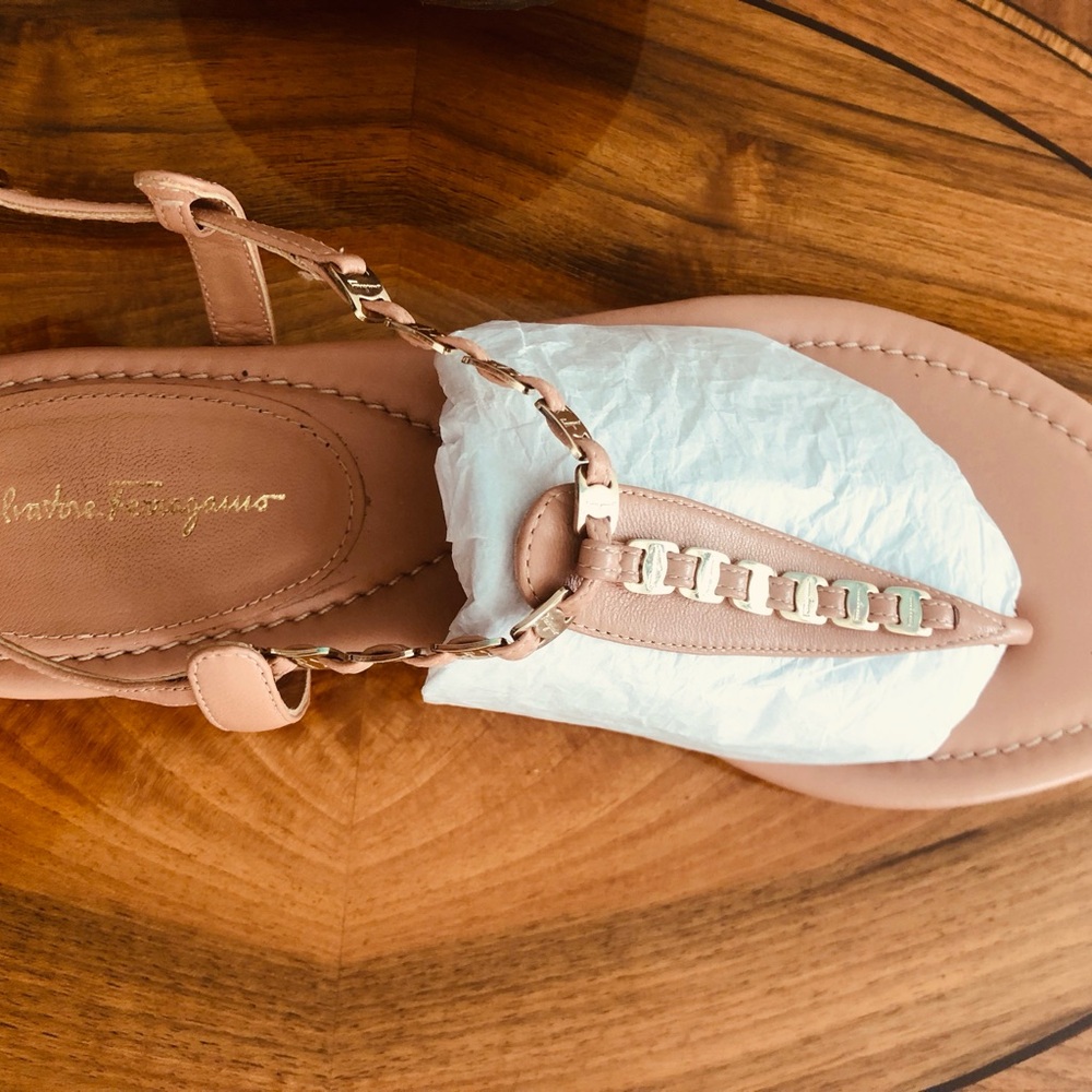 Salvatore Ferragamo Tahiti Blush Pink Leather Sandals with Gold Chain Detail - Picture 12 of 12
